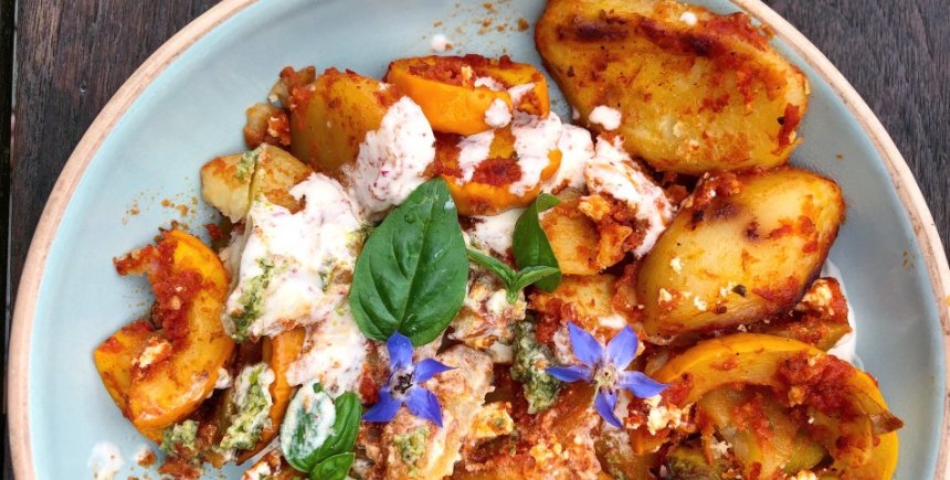 Courgette in de oven met aardappeltjes, geroosterde tomatensaus en feta - Foto: Leentje Speybroeck