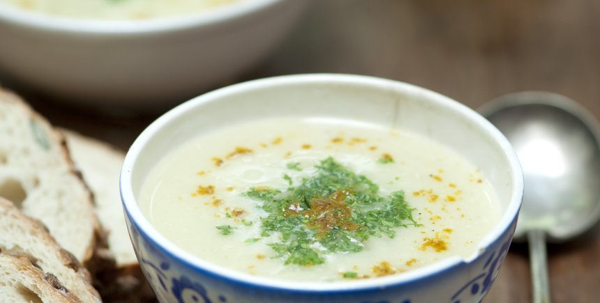 Bloemkoolvelouté met witlof en kerrie, en een garnituur van rodebietenchips 