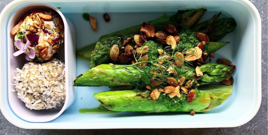 Gebakken asperges met daslookolie en hartige granola