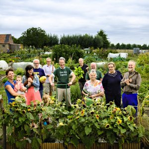 Groepsfoto in moestuin
